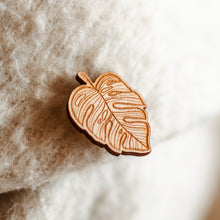 Afbeelding in Gallery-weergave laden, Monstera Brooch STUDIO HURR

