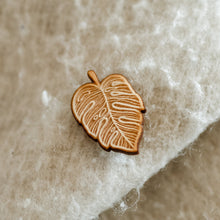 Afbeelding in Gallery-weergave laden, Monstera Brooch
